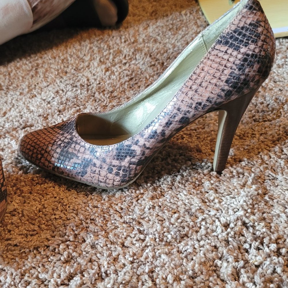 Moda Spana – taupe snakeskin pump – size 7.5 – pre-owned / no box - $30 / obo